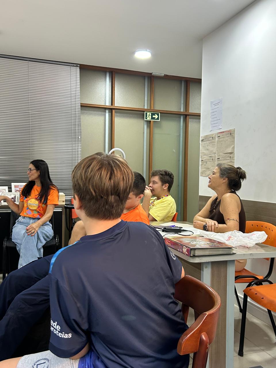 Equipe da Annabel orientando alunos durante uma atividade educacional