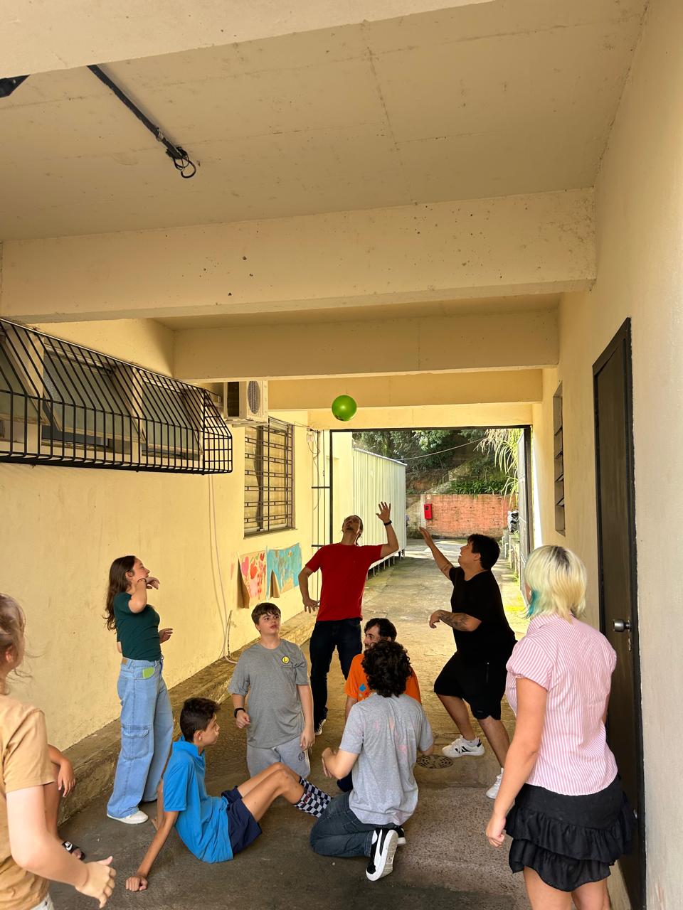 Alunos da Annabel After School em atividade recreativa no pátio